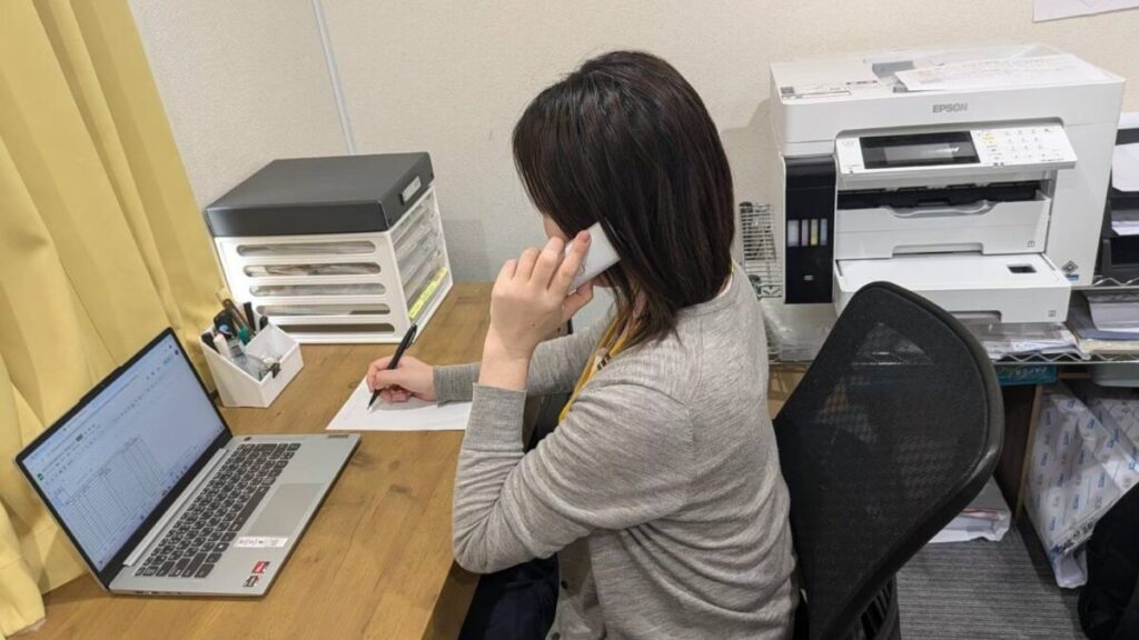 事務処理する正社員