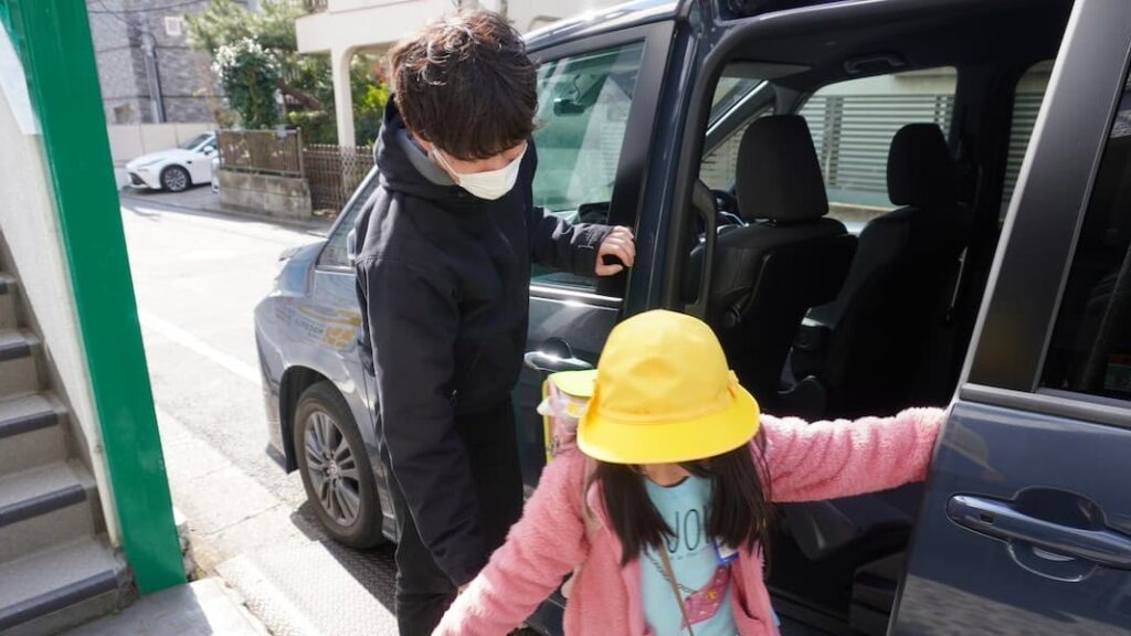 子どもを送迎するスタッフ